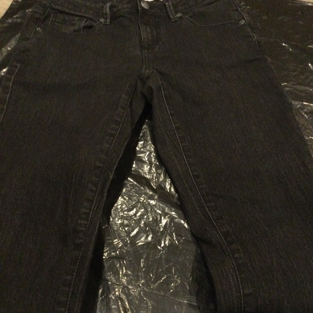 Like New Black Skinny Leg Junior Jeans - Size 7